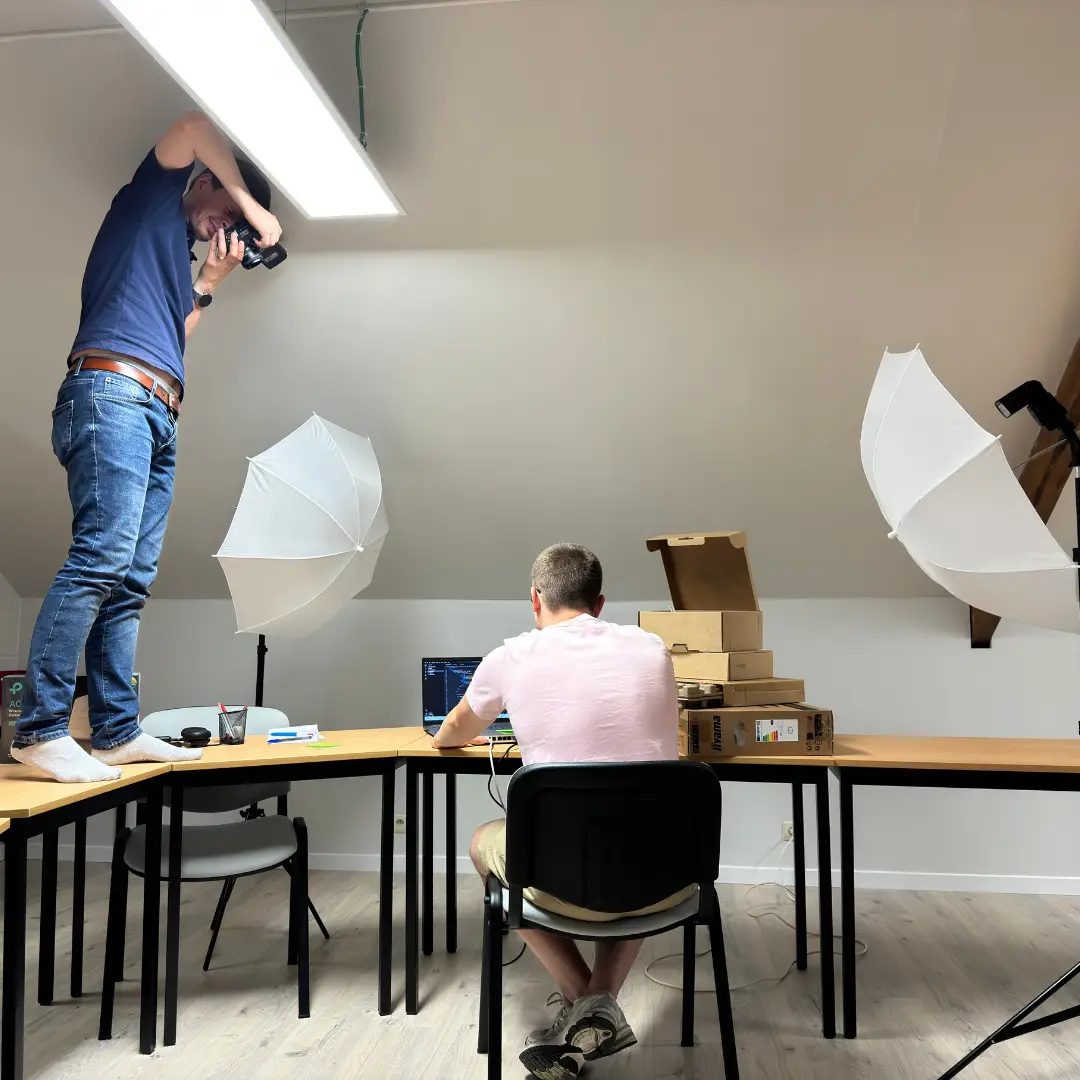 Photo du feed instagram de Click on web avec une image du studio photo et Kevin (team manager) en mode photographe debout sur une table.