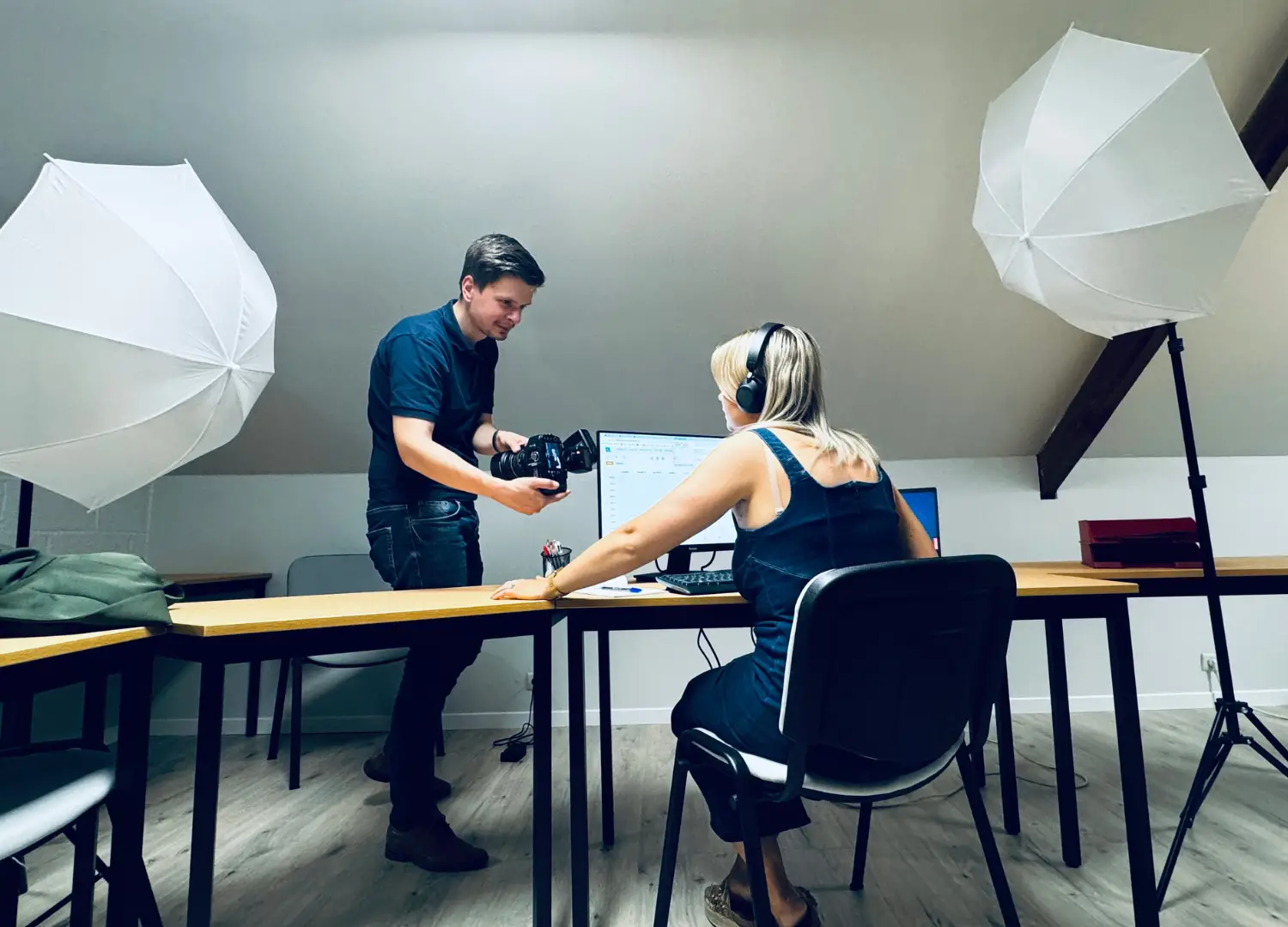 Photo de Kevin (team manager) en mode photographe dans le studio photo click on web qu'on reconnait par ses parapluie de photographie.