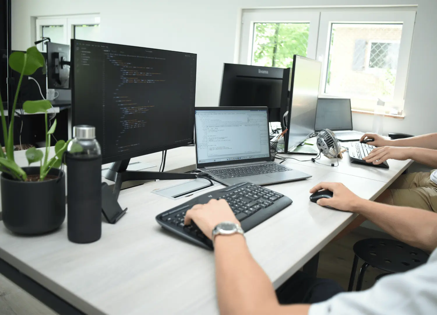 Photo du bureau des développeurs web en train de travailler.