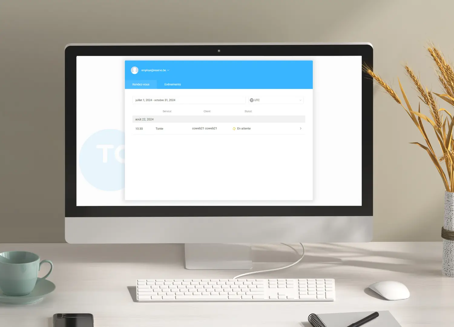 Photo d'un bureau avec une tasse de thé, une plante, et un ordinateur sur la page de gestion des rendez-vous du site de réservation en ligne développé par clickonweb.